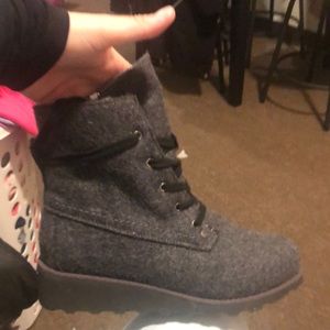 Bear paw boots never worn have a little wedge